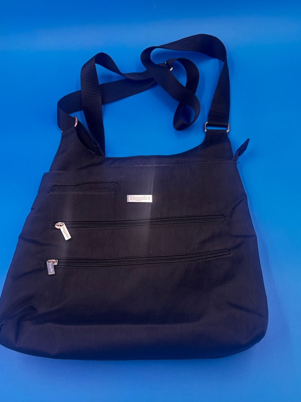 Baggallini Navy Crossbody Bucket Bagg, a lightweight